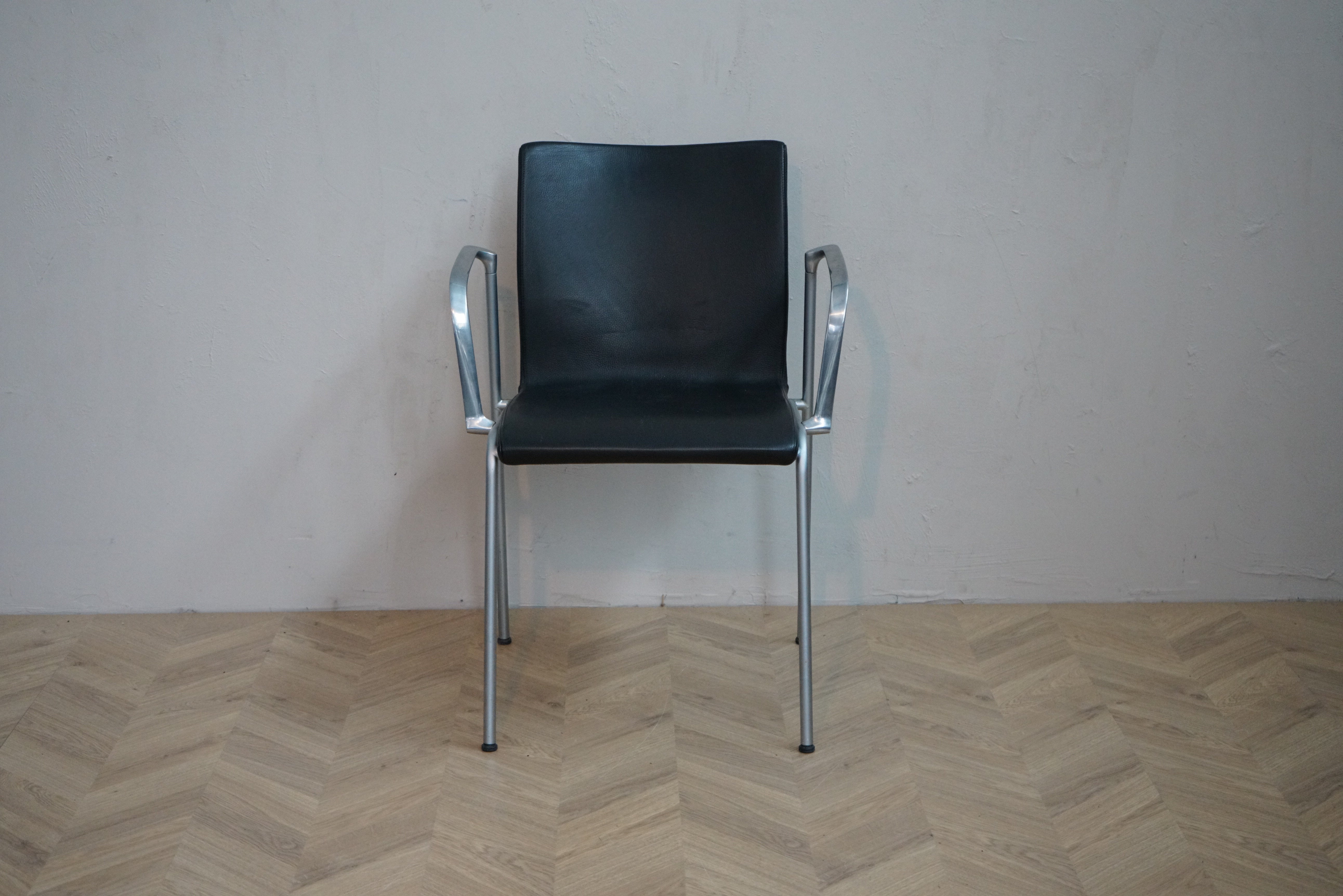 Engelbrechts Chairik konferencestol i sort læder set forfra med armlæn